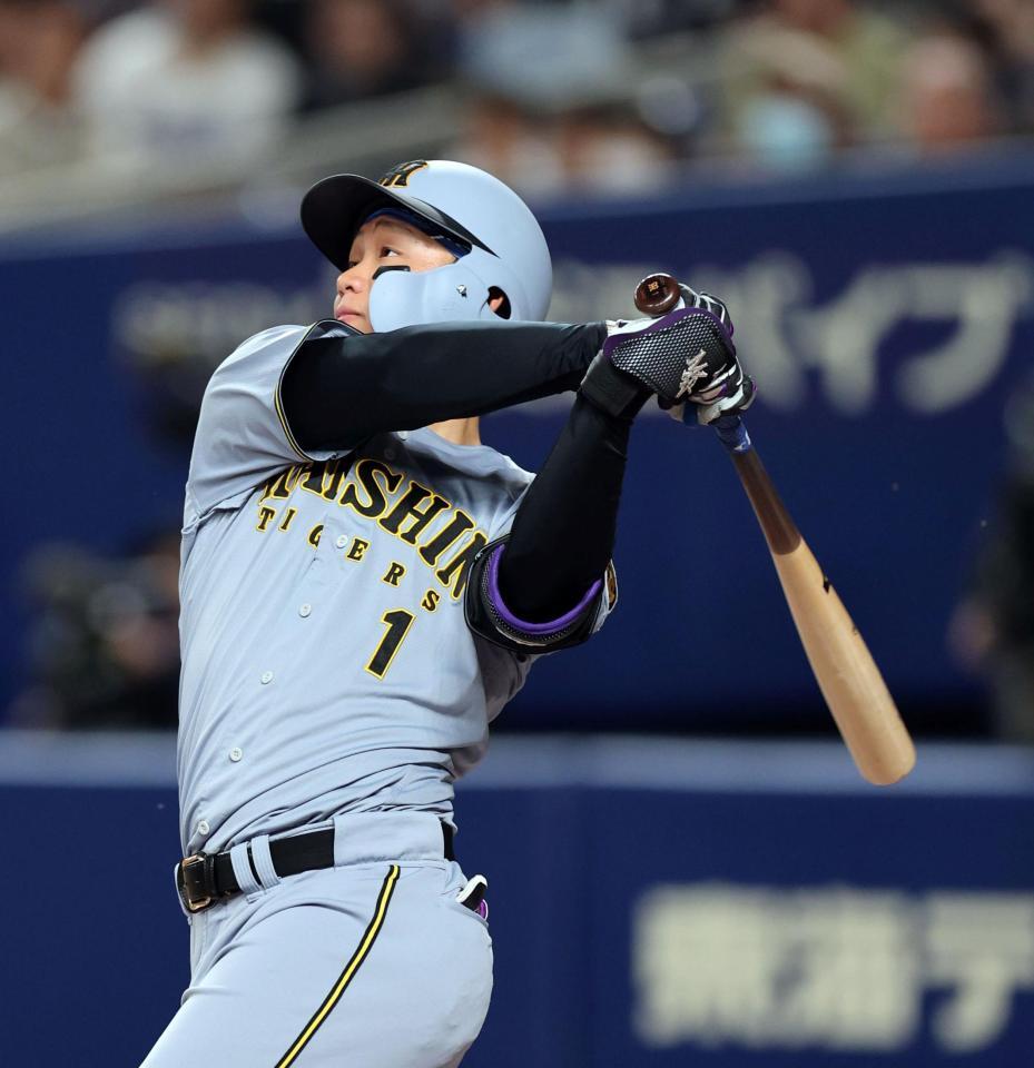 １回、左越えに先制ソロを放つ森下（撮影・山口登）