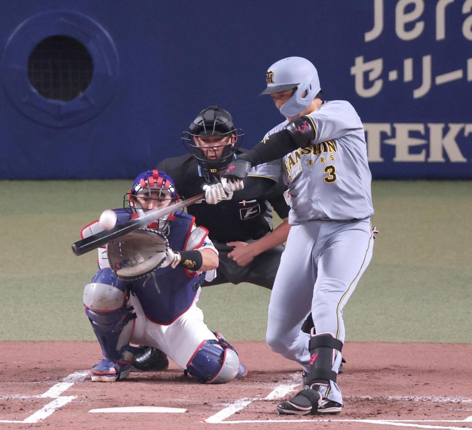 ２回、左中間スタンドへソロを放つ大山（撮影・立川洋一郎）