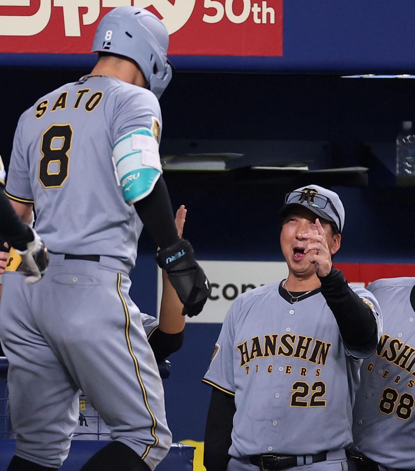 ７回阪神１死一、二塁、３ランを放った阪神・佐藤輝明を迎える阪神・藤川球児監督（右）＝バンテリンドーム（撮影・西田忠信）