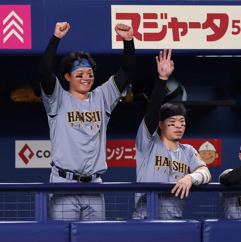 ４回、伊原の適時打を喜ぶ森下と佐藤輝（右）（撮影・西田忠信）