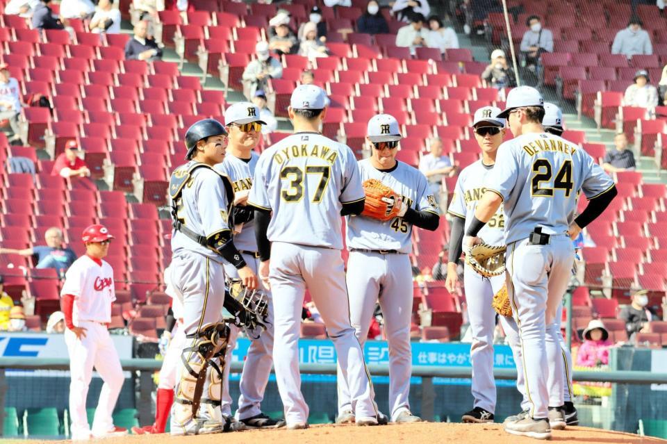 ８回、及川（３７）のもとに、梅野（左端）、久保田２軍投手チーフコーチ（左から２人目）らが集まる