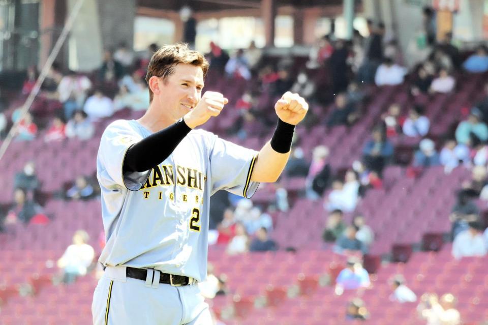 ２回に２点適時二塁打を放ったディベイニーは攻撃終了後、ナインに歓迎され笑顔で応える