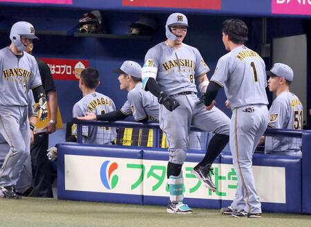 ９回、２ランを放って生還し、森下（１）と雄たけびを上げる佐藤輝（撮影・立川洋一郎）