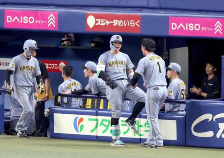 　９回、２打席連続の３号２ランを放ち、森下（１）と雄たけびを上げる（撮影・立川洋一郎）