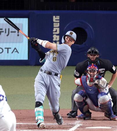 　７回、３ランを放つ佐藤輝（撮影・立川洋一郎）