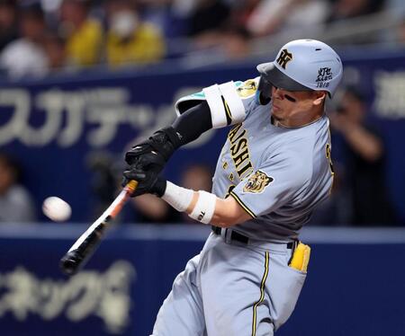 ７回阪神１死一・二塁、右中間に３ランを放つ阪神・佐藤輝明＝バンテリンドームナゴヤ（撮影・山口登）
