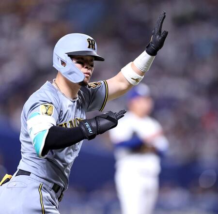 ７回、ランを放ちベースを回る佐藤輝（撮影・山口登）