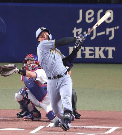 　１回、先制の６号ソロを放つ森下（撮影・立川洋一郎）