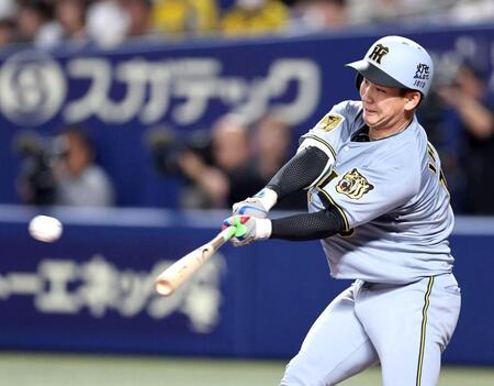 　４回、適時打を放つ伊原（撮影・山口登）