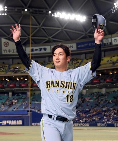 ヒーローインタビューを終え、ファンの声援に応える伊原（撮影・山口登）