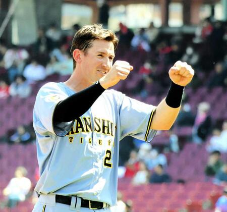 　２回、２点適時二塁打を放ったディベイニーはナインの祝福に笑顔で応える（撮影・藤丸紘生）