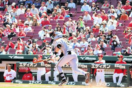 ２回、左中間に２点適時二塁打を放つディベイニー