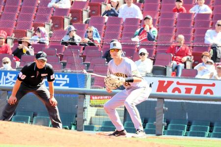 ファーストの守備につくディベイニー（撮影・藤丸紘生）