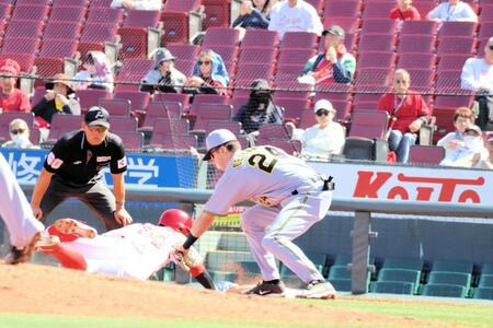 ６回、今朝丸のけん制を捕球し、一走の西川（左）にタッチするディベイニー（判定はセーフ）