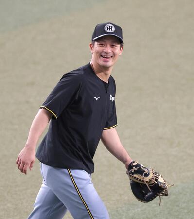 笑顔を見せて練習する坂本（撮影・立川洋一郎）