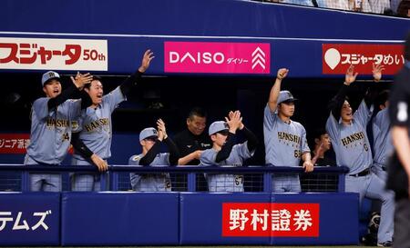 ５回、中野の先制の適時二塁打を喜ぶ阪神ベンチ（撮影・西田忠信）