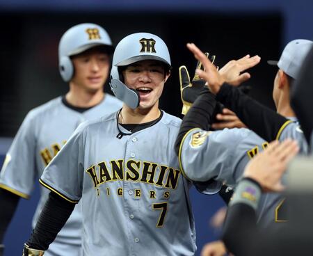 ５回、生還しナインに迎えられる中野（撮影・山口登）