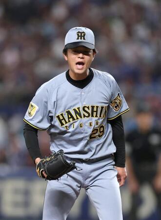 １回、高橋は細川を空振り三振に打ち取り雄たけびをあげる（撮影・山口登）