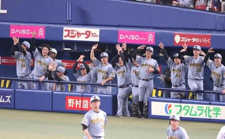 ５回、中野の適時二塁打で先制し沸き上がる阪神ベンチ（撮影・立川洋一郎）