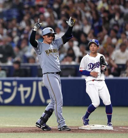 ５回、２点適時打を放ちベンチにポーズを送る森下（撮影・山口登）