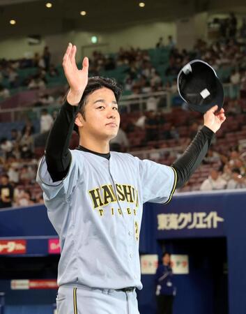 ヒーローインタビューを終え、ファンの声援の応える高橋（撮影・山口登）