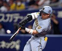 ７回阪神１死一・二塁、右中間に３ランを放つ阪神・佐藤輝明＝バンテリンドームナゴヤ（撮影・山口登）