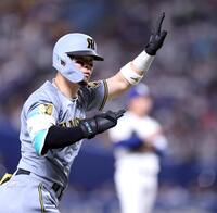 ７回、ランを放ちベースを回る佐藤輝（撮影・山口登）