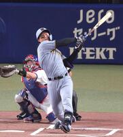 　１回、先制の６号ソロを放つ森下（撮影・立川洋一郎）