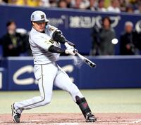 　２回、１号ソロを放つ大山（撮影・西田忠信）