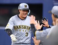 ２回、大山はソロを放ちナインの出迎えに笑顔を見せる（撮影・山口登）