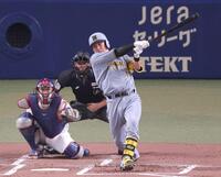 ３回、左前打を放つ伏見（撮影・立川洋一郎）