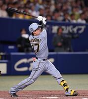 ４回、犠飛を放つ伏見（撮影・西田忠信）