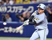 　４回、適時打を放つ伊原（撮影・山口登）