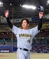 ヒーローインタビューを終え、ファンの声援に応える伊原（撮影・山口登）