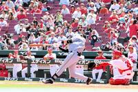 ２回、左中間に２点適時二塁打を放つディベイニー