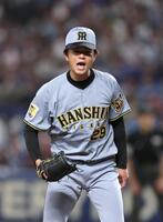 １回、高橋は細川を空振り三振に打ち取り雄たけびをあげる（撮影・山口登）