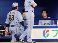 ８回を投げ終え、安藤コーチ（左）に声をかけられる高橋（撮影・西田忠信）