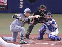 ５回、送りバントを決める高橋（撮影・立川洋一郎）