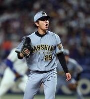 ８回、高橋は細川を見逃し三振に打ち取り雄たけびをあげる（撮影・山口登）