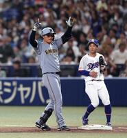 ５回、２点適時打を放ちベンチにポーズを送る森下（撮影・山口登）