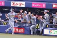５回、中野の適時二塁打で生還しナインとタッチを交わす前川（左端）＝撮影・立川洋一郎