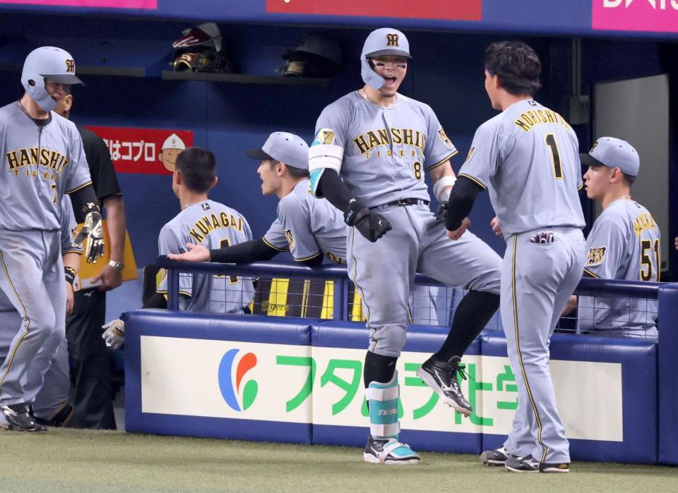 ９回、２ランを放って生還し、森下（１）と雄たけびを上げる佐藤輝（撮影・立川洋一郎）