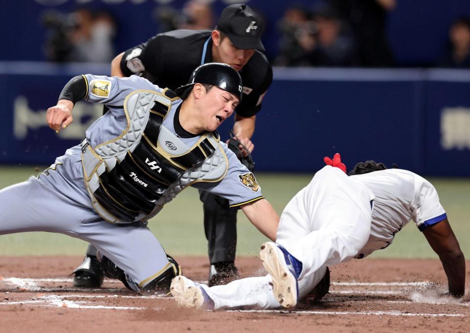 　９回、カリステの生還を阻止する伏見（撮影・山口登）