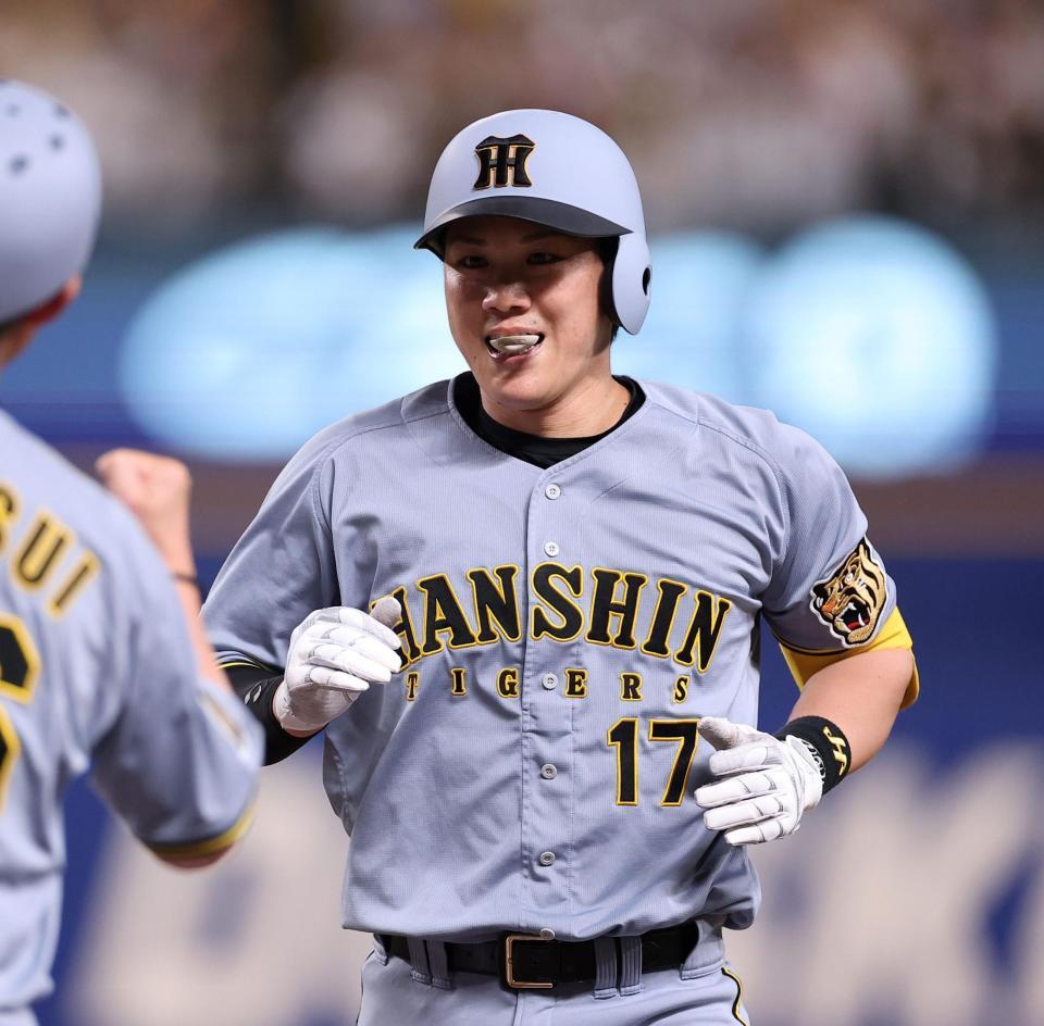 ２回、左前打を放ち笑顔を見せる伏見（撮影・西田忠信）