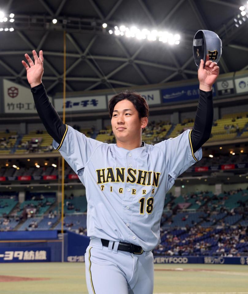 ヒーローインタビューを終え、ファンの声援に応える伊原（撮影・山口登）