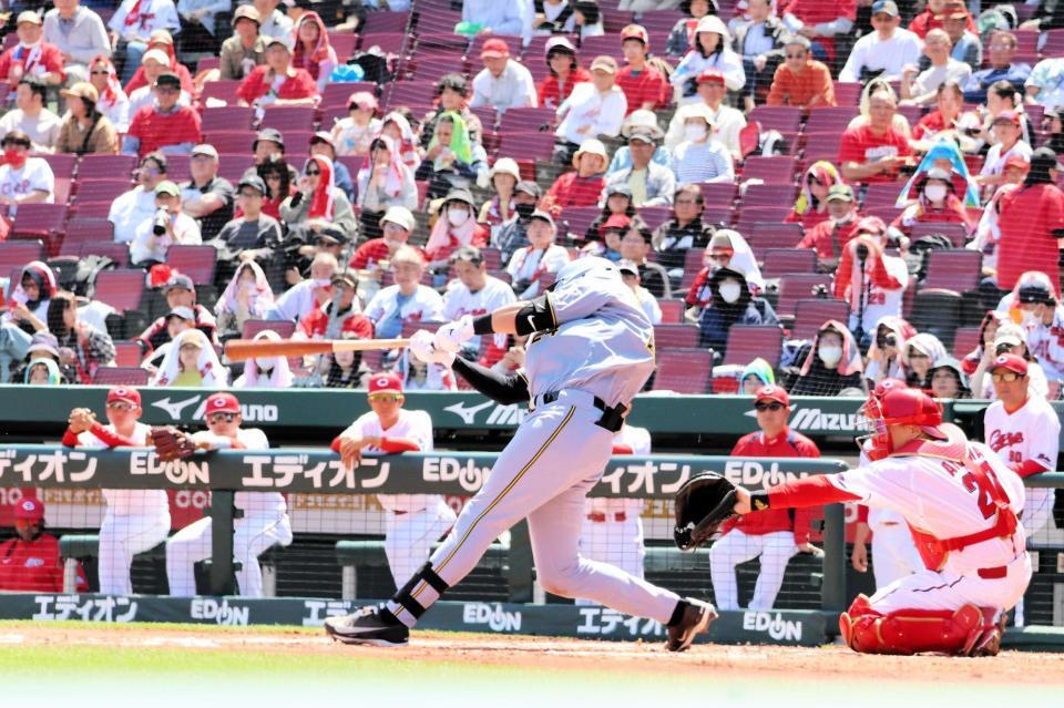 ２回、左中間に２点適時二塁打を放つディベイニー