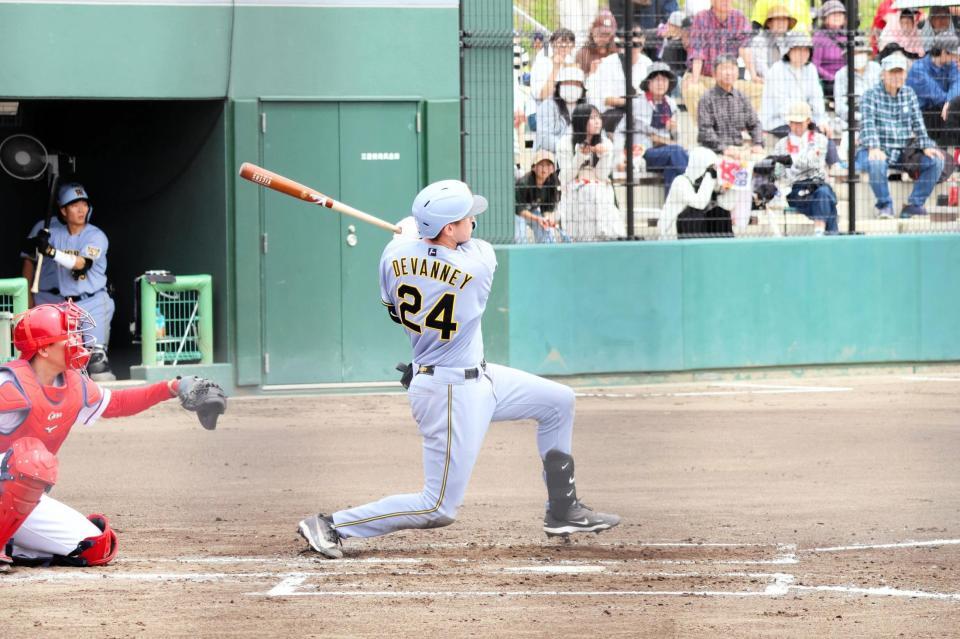 ２回、左越えに本塁打を放つディベイニー