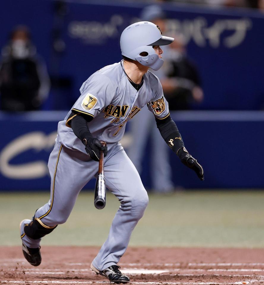 ５回、先制の適時二塁打を放つ中野（撮影・西田忠信）