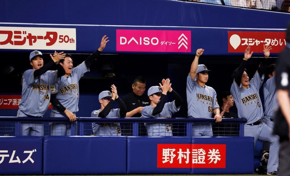 ５回、中野の先制の適時二塁打を喜ぶ阪神ベンチ（撮影・西田忠信）