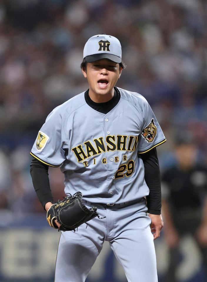 １回、高橋は細川を空振り三振に打ち取り雄たけびをあげる（撮影・山口登）